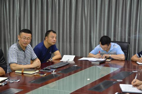 图片包含 餐桌, 人员, 窗帘, 室内已生成极高可信度的说明