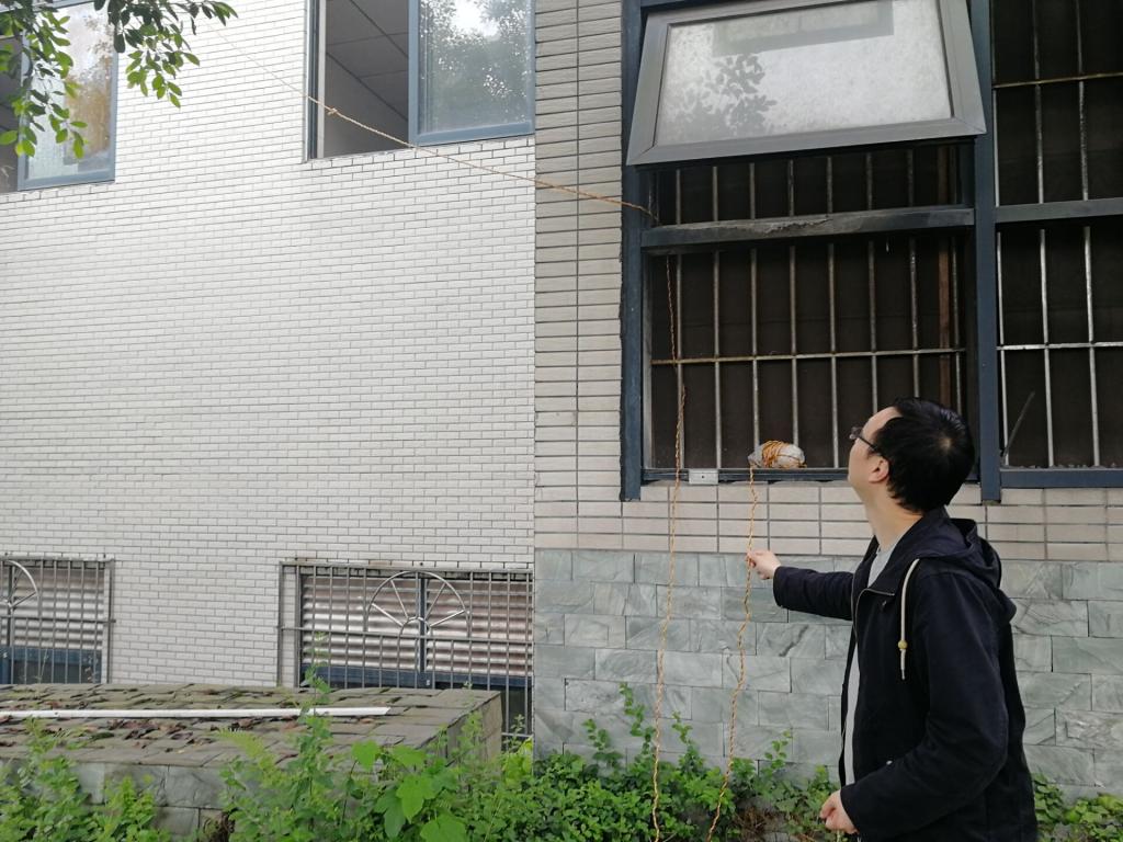 这些私拉乱扯的电线横七竖八地扯在建筑物墙外面,无论是线路还是充电插座随时可能侵入雨水,易造成短路引发火灾事故。
