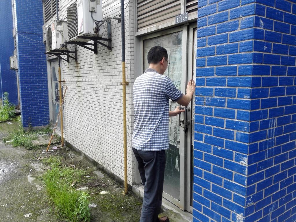 谯新风处长实地查看备选房间