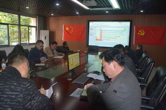 图片包含 人员, 室内, 男士, 计算机已生成极高可信度的说明