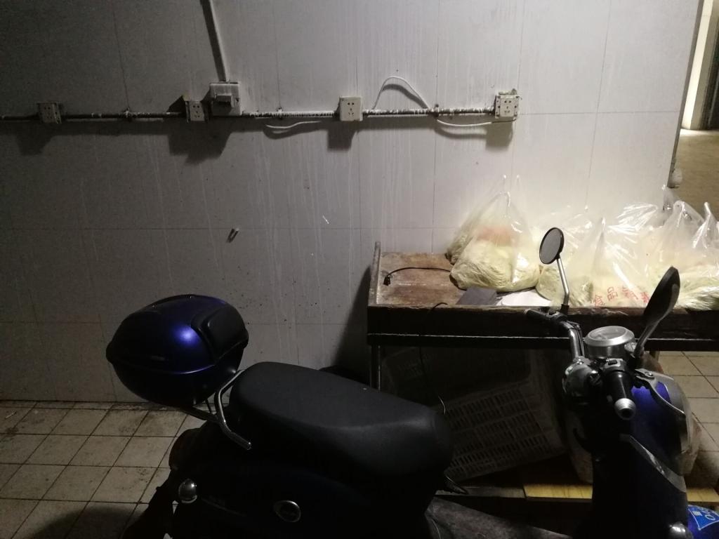 在建筑物内充电,电动车一旦发生火灾,大量的烟雾会直接进入建筑物内部,将严重威胁师生员工的生命安全!