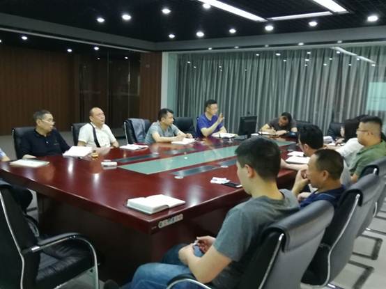 图片包含 室内, 人员, 餐桌, 就坐已生成极高可信度的说明
