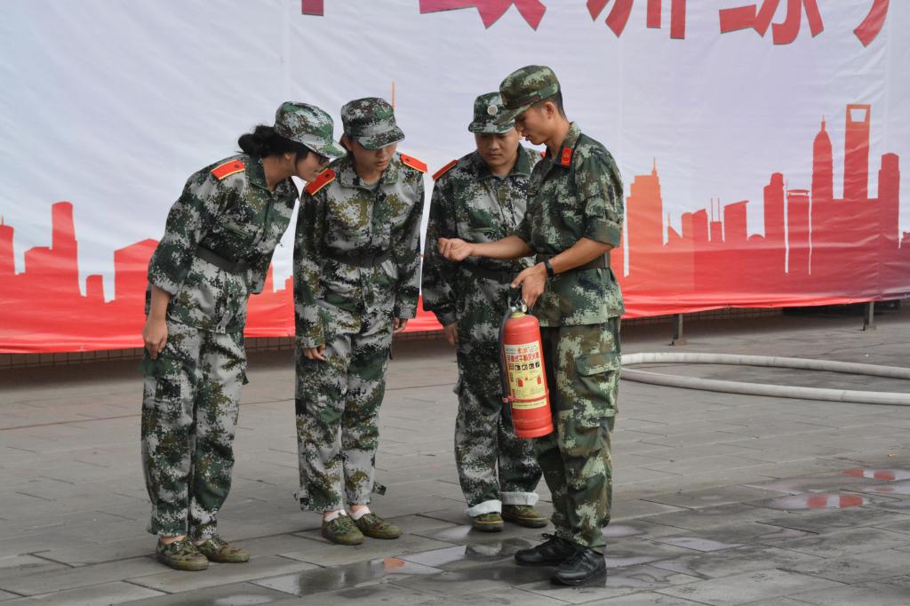 指导学生使用灭火器