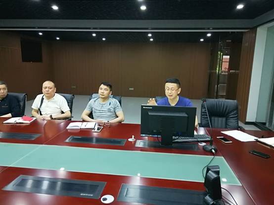图片包含 室内, 天花板, 餐桌, 墙壁已生成高可信度的说明