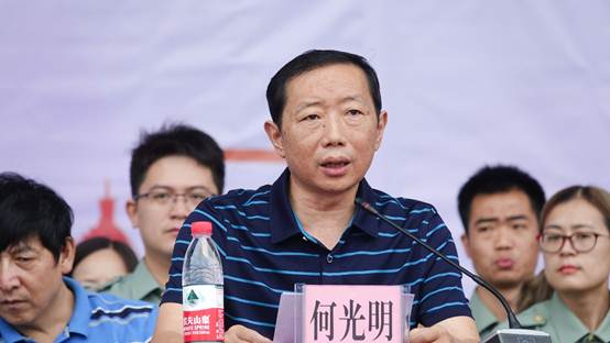 图片包含 人员, 户外, 男士, 水已生成极高可信度的说明
