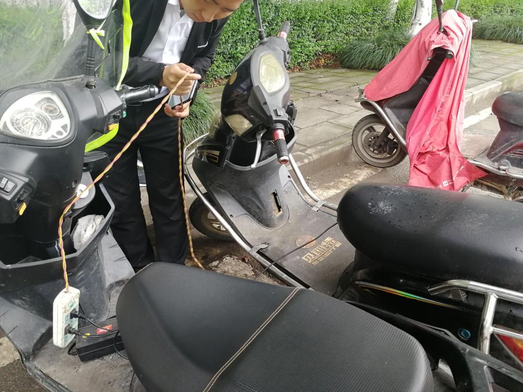 “电动车充电时充电器不能放在车座部位,这个部位的材质属于易燃物品,而充电器在充电过程中温度会持续升高,这就很容易引发火灾事故,因此一定要把充电器放在地上或远离有易燃物品的区域。”