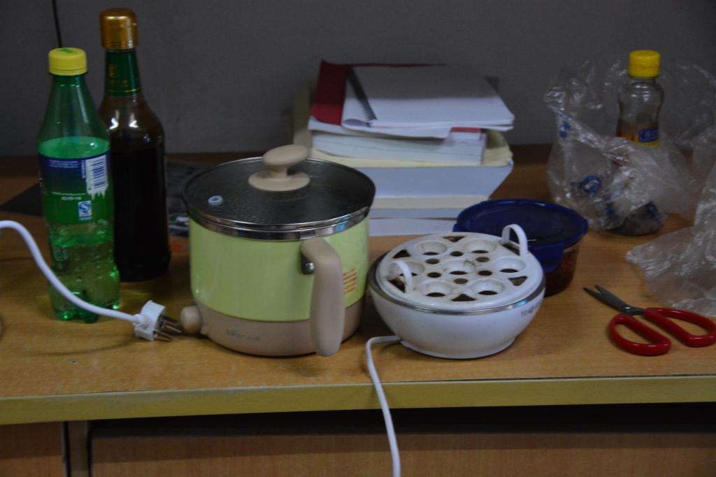 学生在寝室做饭的工具