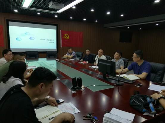 图片包含 人员, 室内, 天花板, 餐桌已生成极高可信度的说明