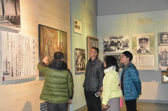 图片包含 人员, 室内, 墙壁, 站立已生成极高可信度的说明